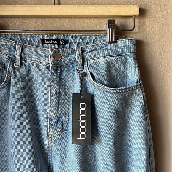 NWT BOOHOO Graffiti Print Ripped Knee Straight Leg Jeans - Picture 3 of 14